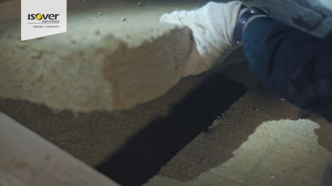 Za únikmi tepla môže byť aj zle zaizolovaná podlaha povaly. Prečítajte si, akých chýb sa nedopustiť pri zatepľovaní podlahy v podkroví